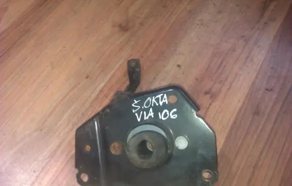 Citroen C4 I Engine mount bracket 96230491