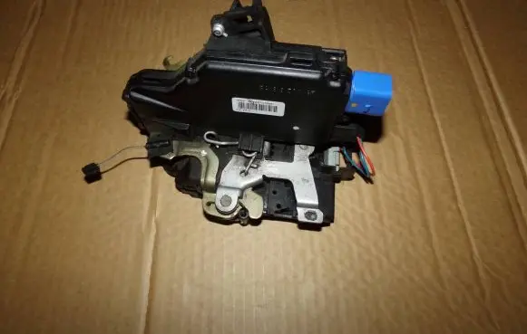 Volkswagen Polo Front door lock 