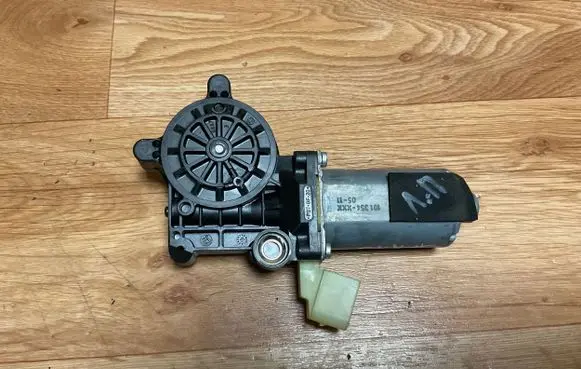 Volvo V70 Front door window regulator motor 0130821761