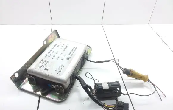Jaguar XJ X40 Rear light relay DBC2264 90882082