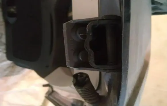 Subaru Legacy Tailgate/trunk/boot hinge