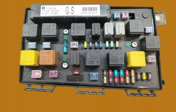 Opel Zafira B Fuse box set 13206746