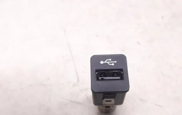 BMW 5 F10 F11 USB socket connector 9167196 BMW6131