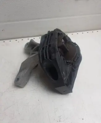 Peugeot 208 Engine mount bracket 777570