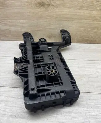 Volkswagen Golf V Battery tray 1KM915333
