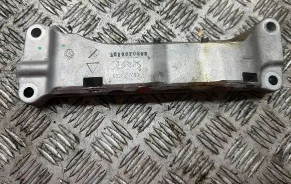 Peugeot 508 II Engine mounting bracket 9820507080