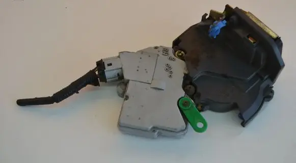 Nissan X-Trail T30 Rear door lock 