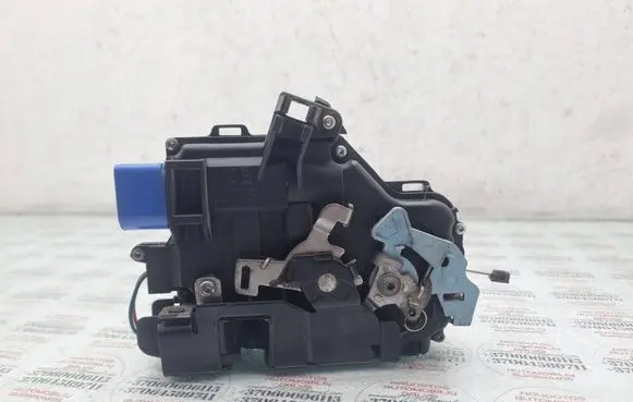 Volkswagen Touareg I Front door lock 3D1837016AC