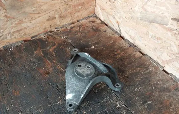 BMW 5 E39 Engine mount bracket 1096080