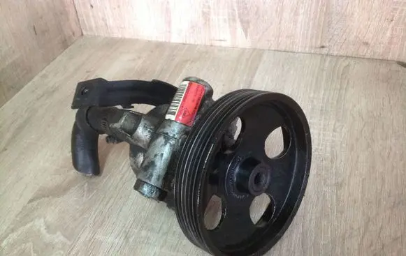 Volvo S40, V40 Power steering pump 8200071050