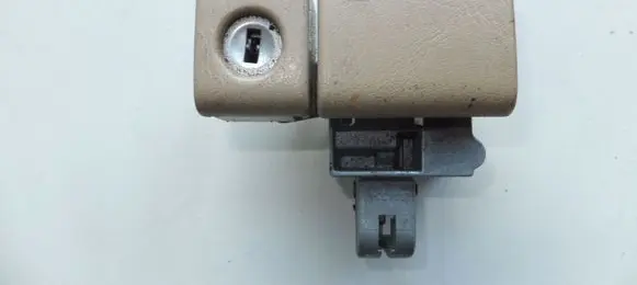 Toyota Land Cruiser (J100) Glove box lock 
