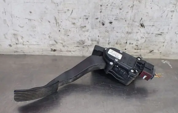 Mitsubishi Colt Accelerator throttle pedal MN125792