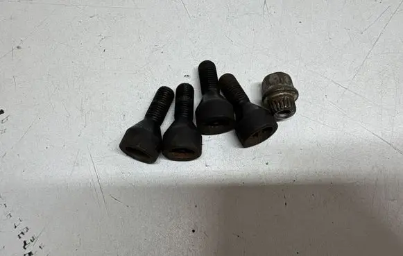 BMW 3 E90 E91 Anti-theft wheel nuts and lock
