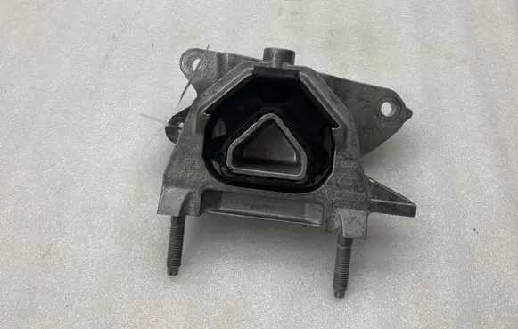Opel Mokka B Engine mount bracket 9826533880