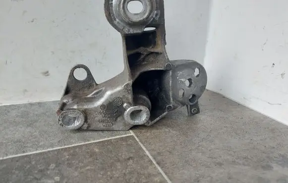 Audi A4 S4 B6 8E 8H Engine mounting bracket 8E0199352