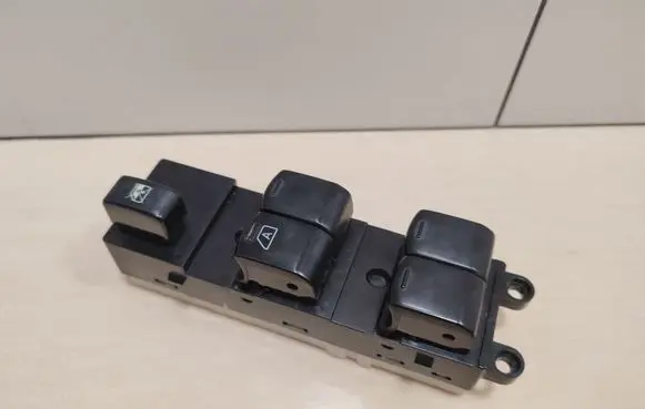 Nissan Note (E11) Electric window control switch 254019U10A