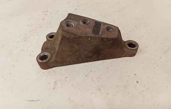 Gearbox mounting bracket