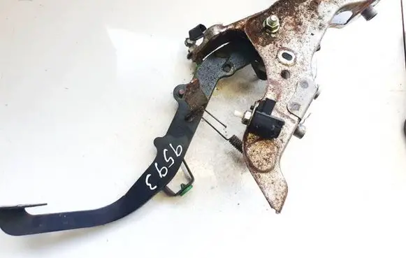 Toyota Avensis T270 Clutch pedal 