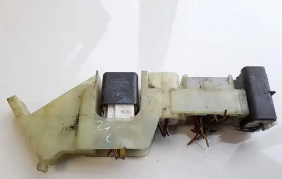 Toyota Avensis T220 Fuse box set 9098704002 90987-04002