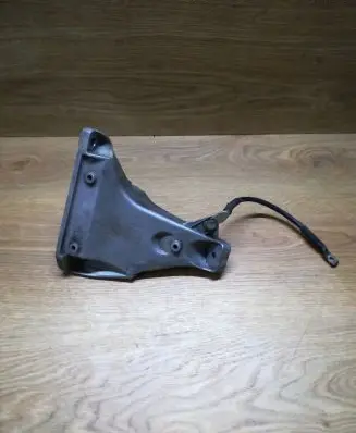 Engine mounting bracket