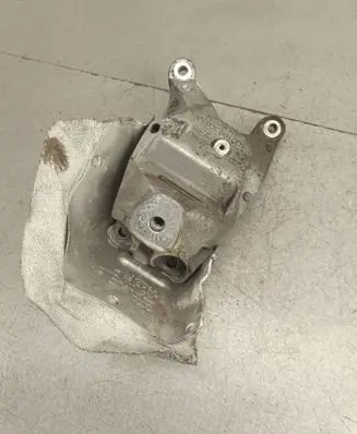 Engine mounting bracket