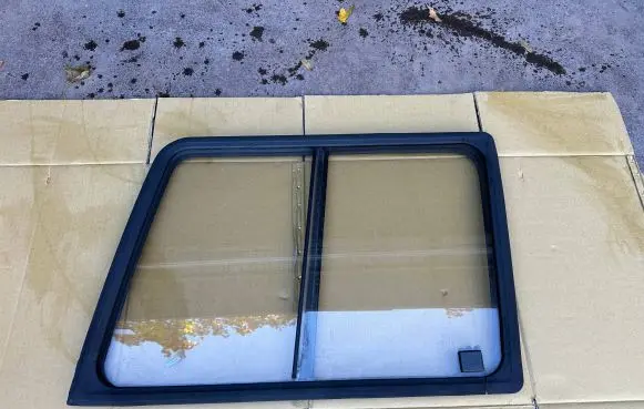 Mitsubishi Pajero Rear side window MB646902 MB134498 MB643874