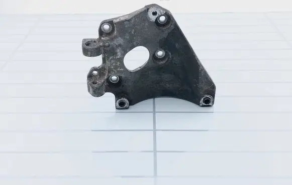 Volvo V50 Engine mounting bracket