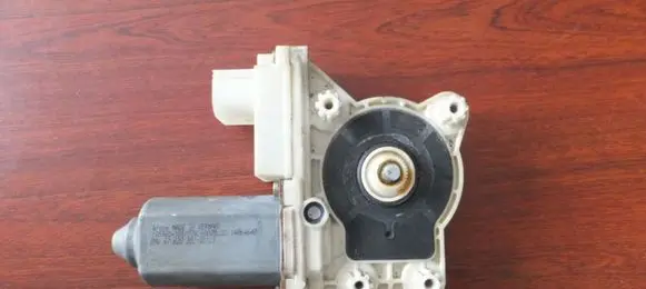Rear door manual window regulator
