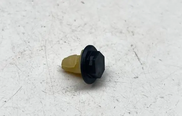 Volkswagen Tiguan Rear glass lock/latch Q776 8200389607