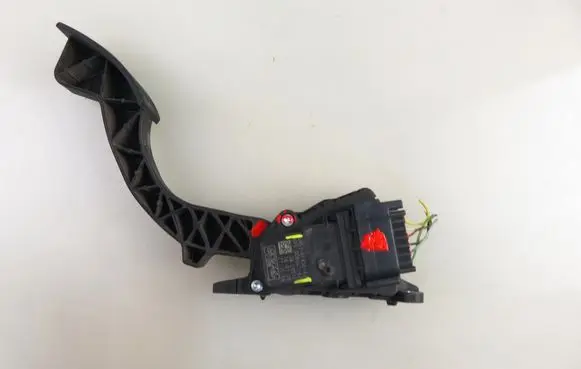 Accelerator throttle pedal