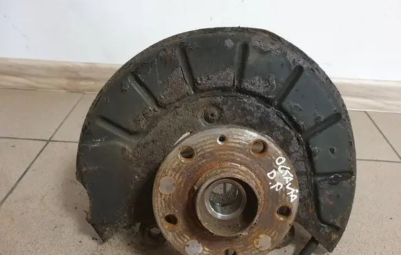 Skoda Octavia Mk2 (1Z) Front wheel hub
