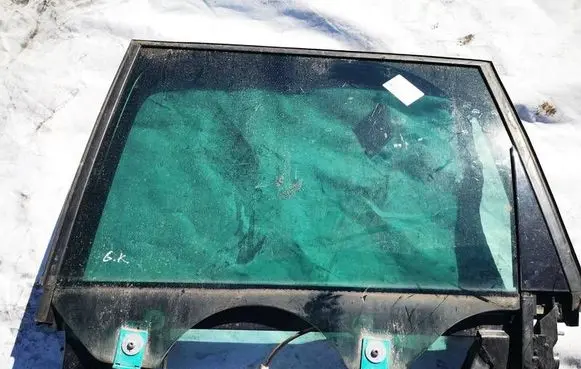 Volkswagen Touareg I Rear door window glass 