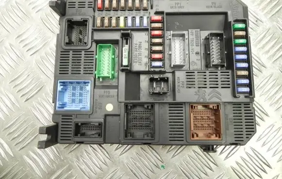 Peugeot 308 Fuse box set 9807054180 K797