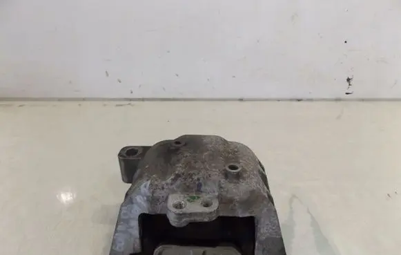 Volkswagen Golf IV Engine mounting bracket