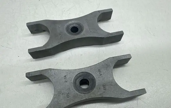 Volkswagen PASSAT B7 Fuel Injector clamp holder 03L216A