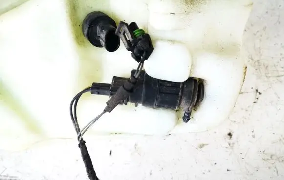 Saab 9-5 Windscreen/windshield washer pump