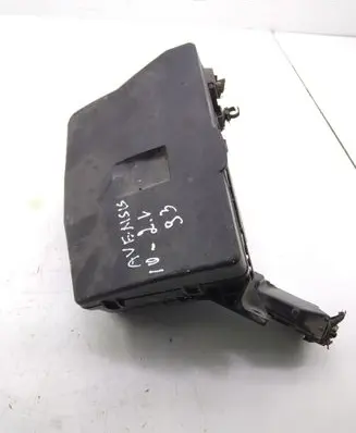 Toyota Avensis T270 Fuse module 8211105J11