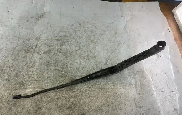 Mitsubishi Grandis Front wiper blade arm