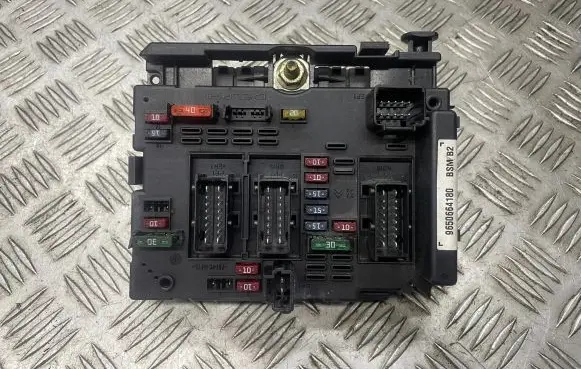 Peugeot 307 Fuse module 9650664180 33823658 BSMB2