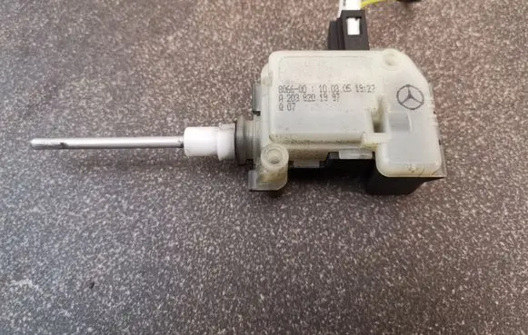 Fuel tank cap lock motor