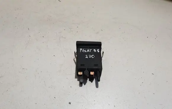 Volkswagen PASSAT B5 Windscreen/window heater switch 3B0959621C