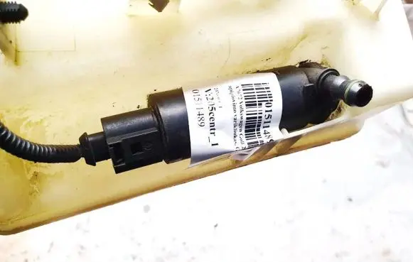Volkswagen Golf V Windscreen/windshield washer pump