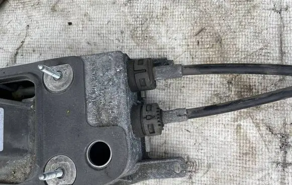 Gear shift cable linkage