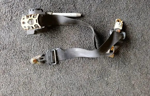 Mercedes-Benz E W124 Front seatbelt 2018607185