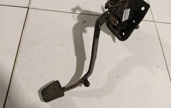 Peugeot 4007 Clutch pedal 