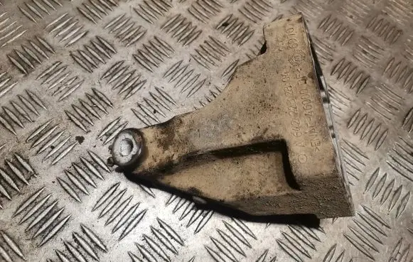 Mercedes-Benz Vito Viano W639 Engine mounting bracket 6422232804
