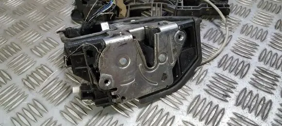 BMW X3 E83 Front door lock 7154620