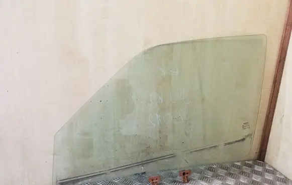 Nissan Juke I F15 Front door window glass four-door