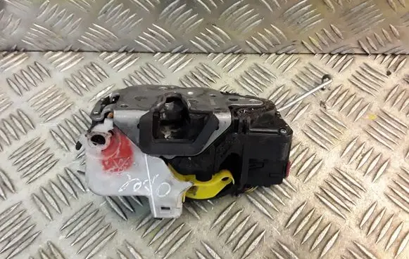 Opel Insignia A Coupe door lock (next to the handle)
