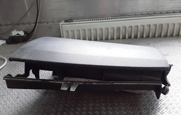Nissan X-Trail T30 Glove box